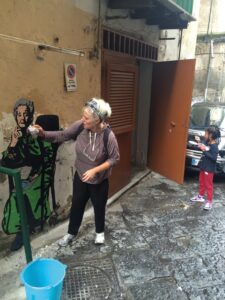 Roxy in the Box - Chatting, Vascio Art.