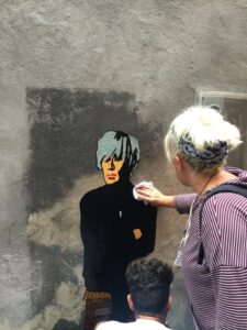 Roxy in the Box - Chatting, Vascio Art.