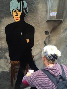 Roxy in the Box - Chatting, Vascio Art.