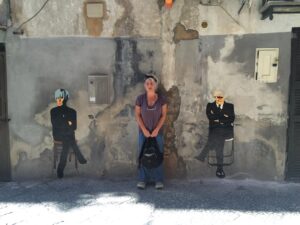 Roxy in the Box - Chatting, Vascio Art.