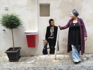 Roxy in the Box - Chatting, Vascio Art.