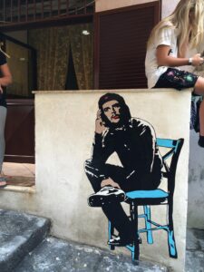 Roxy in the Box - Chatting, Vascio Art.