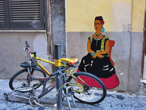 Roxy in the Box - Chatting, Vascio Art.