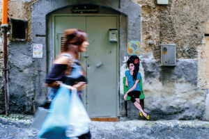 Roxy in the Box - Chatting, Vascio Art.