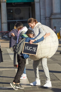 Hug me in all world languages – Roxy in the Box for Carpisa