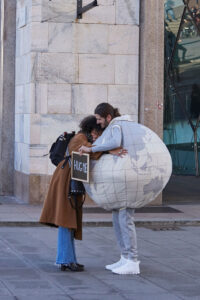 Hug me in all world languages – Roxy in the Box for Carpisa