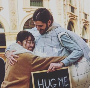 Hug me in all world languages – Roxy in the Box for Carpisa