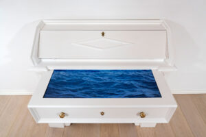 ROXY IN THE BOX - Social Pop Mirabilia "Maresistere" secretaire chest of drawers painted with water-based paint monitor 32'' video 30' 98 x 105 x 66 cm 2024, ph. Francesco Squeglia