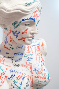 ROXY IN THE BOX - Social Pop Mirabilia "Ti prenderei per le palle, ma come vedi non riesco", resin, h 160 cm, ed. 3, 2024, ph. Francesco Squeglia