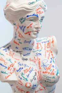 ROXY IN THE BOX - Social Pop Mirabilia "Ti prenderei per le palle, ma come vedi non riesco", resin, h 160 cm, ed. 3, 2024 (Ph. Francesco Squeglia)